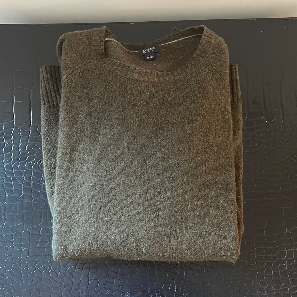 MEN’S J CREW LAMBS WOOL OLIVE SWEATER